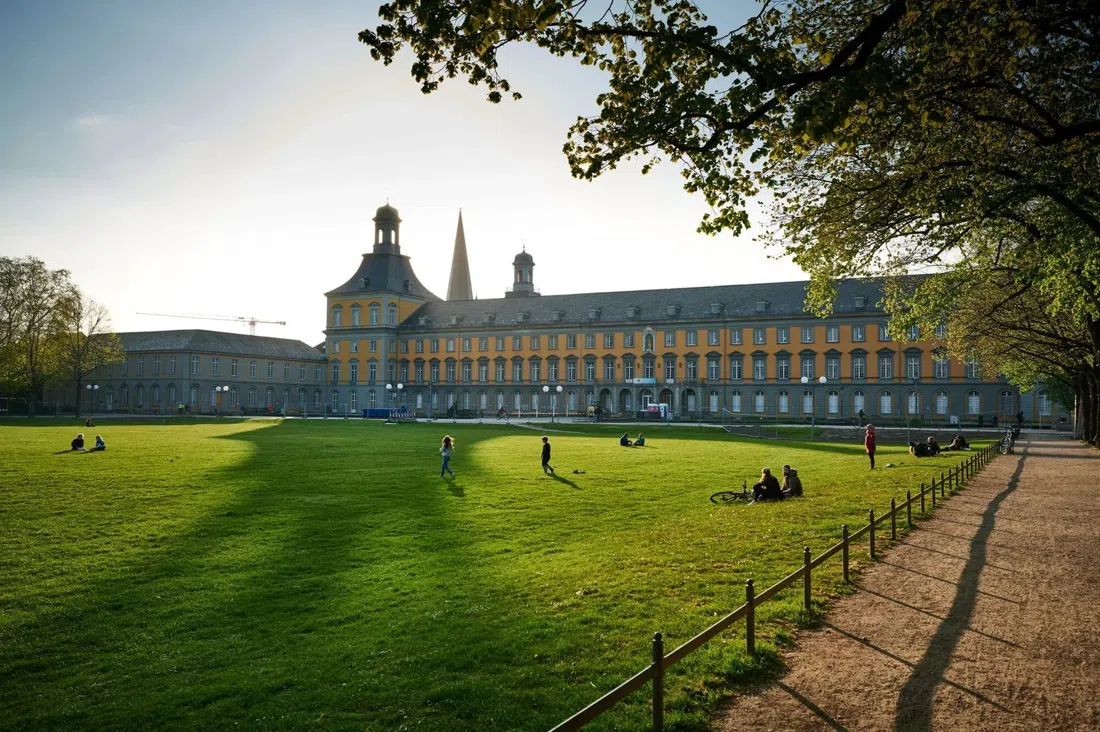 University of Bonn Main Building (före detta kurfurstliga slottet) och Hofgarten, Bonn