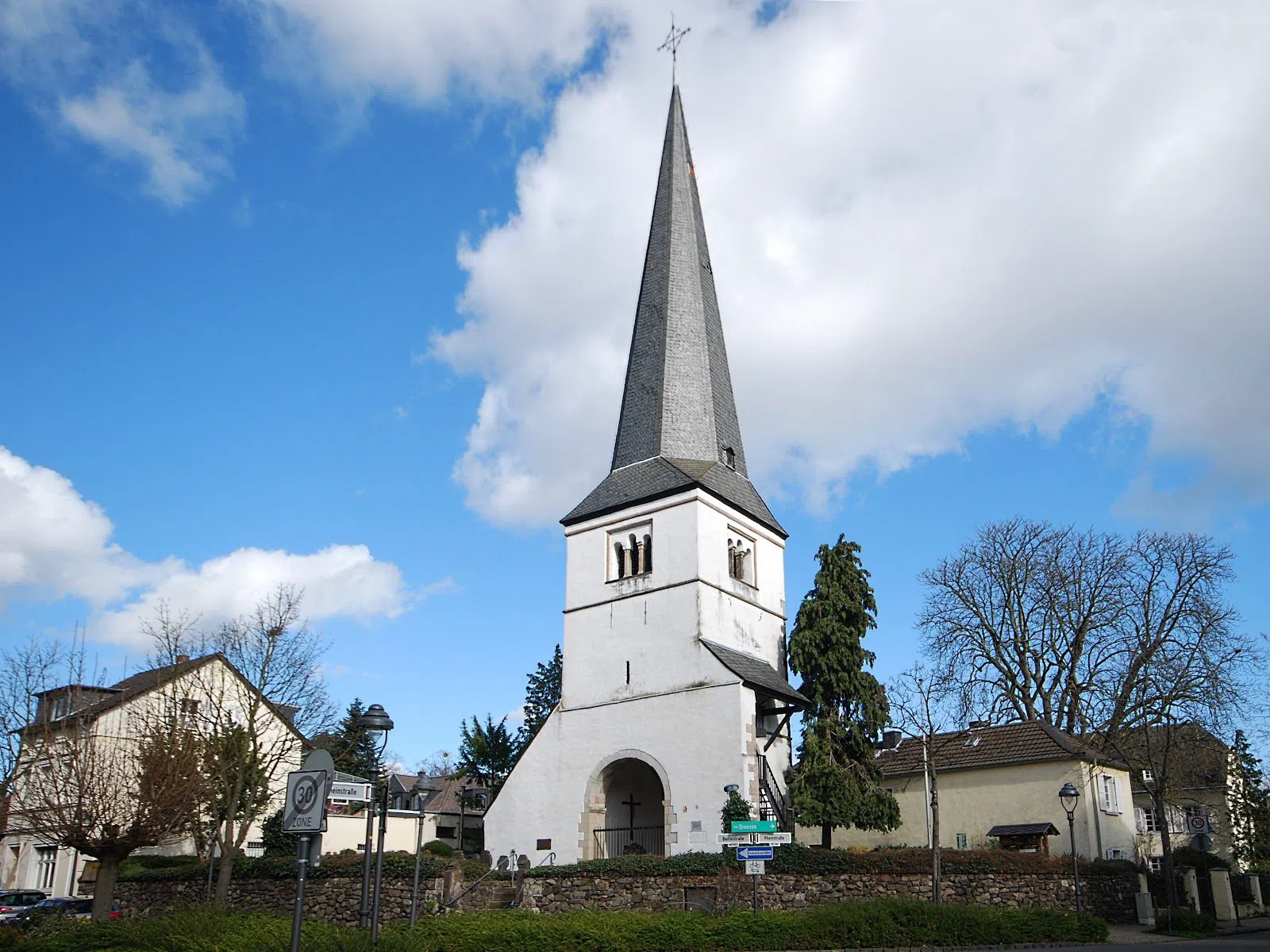 Walking Rüngsdorf, Bonn's villa quarter on the Rhine